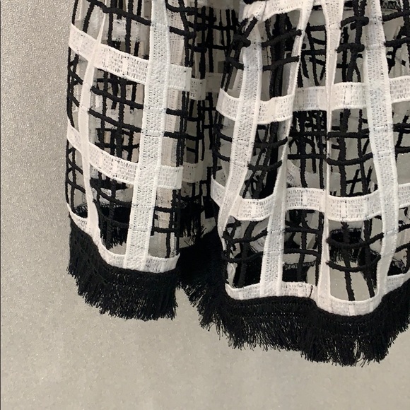 Alexis // Black & White Top - Picture 3 of 7